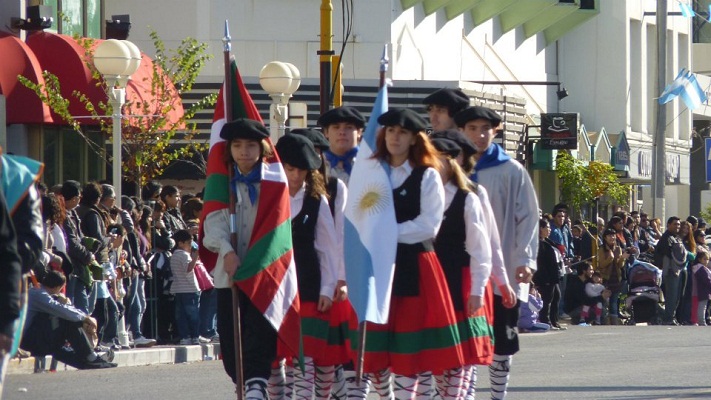 Los dantzaris del centro Etorritakoengatik fueron los representantes de la colectividad vasca en el desfile del 25 de mayo. En el marco del desfile, los dantzaris bailaron frente al palco (foto EE)